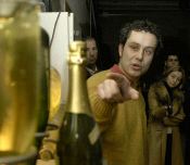 El enlogo Ricardo Sanz muestra a los visitantes el proceso de 'degello' del vino 'espumoso de calidad' de las Bodegas de Crianza de Castilla la Vieja.