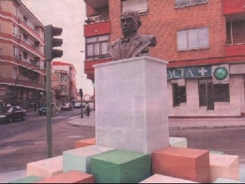 Escultura de Claudio Moyano Samaniego unicada n la calle de su nombre
