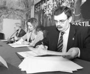 Clemente firma el acuerdo con el presidente de la Junta de Cofradías de Valladolid. 