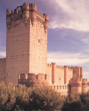 El Castillo de la Mota preside Medina del Campo desde un altozano, en la misma zona donde se han localizado los primeros asentamientos de la zona.
