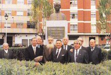 Monumento a Gerardo Moralega  en la Plaza de Segovia  de Medina del Campo.  Al pie parte de sus alumnos en su homenaje
