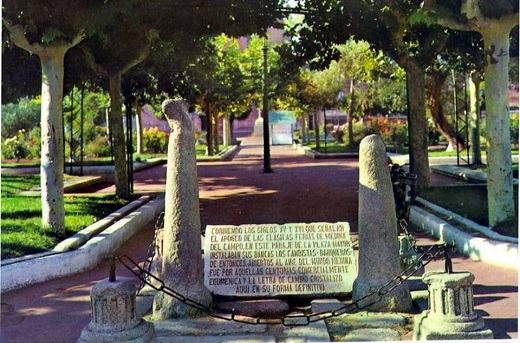 Monumento a la Letra de Cambio instalado en el Paseo Central de los despoblados jardines de nuestra Plaza Mayor