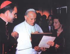 Doa Irene Gonzlez entregando a Juan Pablo II un facsimil del testamento de Isabel la Catlica (Ao 1981)