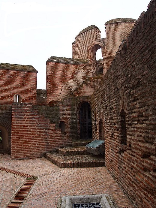 Patio interior acceso al castillo de la Mota de Medina del Campo