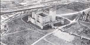 Vista aérea del castillo y 1ª muralla
