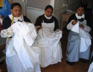 Sor Esther, sor Teresa y sor Rosa, las tres hermanas de Kenia de las clarisas de Rioseco. :: L. S.
