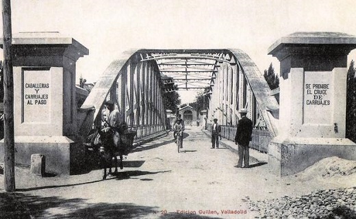 El Puente Colgante, a finales del siglo XIX, con la advertencia de la prohibición del cruce de carruajes. / EDICIÓN GUILLÉN