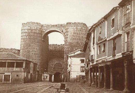 ¿Sabías que esta es la primera fotografía que existe de #Ávila? La tomó Charles Clifford (fotógrafo de la Reina Isabel II) en 1860, y muestra cómo era entonces la Puerta del Alcázar, con el edificio de la Alhóndiga a la izquierda y los soportarles a la derecha.