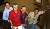 A la izquierda, el director, Rafael Pence, y tres de los cinco protagonistas, Guillermo Montesinos, Alfonso Flores y Enrique Simón, después de la presentación en Valladolid de '5 gays.com