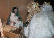 Los Reyes Magos realizaron la ofrenda al belén viviente de Medina del Campo. / FRAN JIMÉNEZ