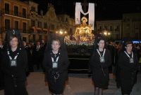 Varias mujeres encabezan la procesión de la Virgen de las Angustias en Medina del Campo. / FRAN JIMÉNEZ