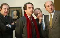 Aznar en un momento de la visita a la exposición.