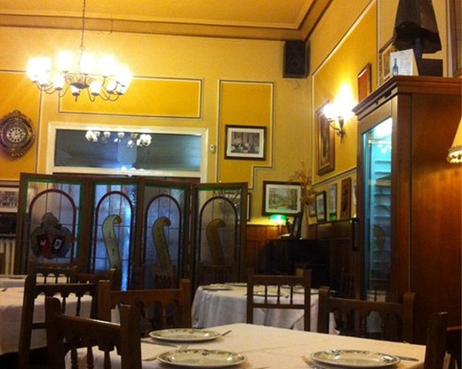 Salón principal del restaurante Continental, Plaza de España de Medina del Campo Salón principal del restaurante Continental, Plaza de España de Medina del Campo