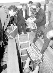Asistentes al entierro colocan las urnas en la sepultura. / R. JIMÉNEZ