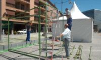 Instalación de las casetas de la Feria de Día para las fiestas de San Antolín en la plaza de Segovia. / FRAN JIMÉNEZ