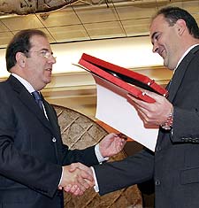 El presidente de Castilla y León, Juan Vicente Herrera, entrega a uno de los galardonados su «Premio Cincho»