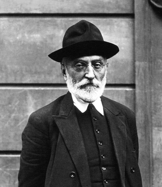 Miguel de Unamuno y Jugo fue un escritor y filósofo español perteneciente a la llamada generación del 98 como el mayor de sus integrantes y, en cierta medida, su maestro. Cultivó todos los géneros literarios: ensayo, novela, poesía, periodismo y teatro. Rector de la Universidad de Salamanca a lo largo de tres periodos, destacado opositor a la dictadura de Primo de Rivera, fue asimismo diputado de las Cortes constituyentes de la Segunda República, de la que se fue distanciando hasta el punto de adherirse a la sublevación militar que dio inicio a la guerra civil, si bien terminó retractándose de dicho apoyo.