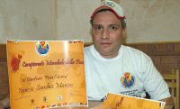 Nemesio Sánchez muestra los diplomas conseguidos por su participación en el concurso. / FRAN JIMÉNEZ