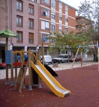 Juegos del nuevo parque infantil. / MARCOS YLLANA