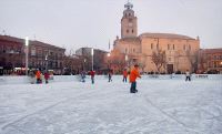 Aspecto de la pista de patinaje sobre hielo instalada en el centro de la Plaza Mayor. /FRAN JIMÉNEZ