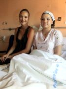 Ibarra, con una paciente del Hospital San Millán. / J. RODRÍGUEZ