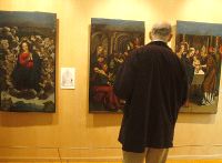 Un visitante contempla las pinturas del retablo de San Martín durante su presentación. / FRAN JIMÉNEZ