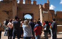Un grupo de turistas visita el Castillo de la Mota de Medina del Campo. / FRAN JIMÉNEZ