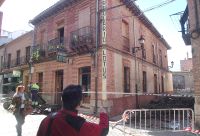 Un operario retira los restos de cascotes cados en el incendio del herbolario de Medina del Campo. / F. J.