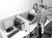 El alcalde, Crescencio Martín, prueba uno de los nuevos ordenadores. / FRAN JIMÉNEZ