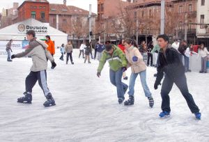 Varios jvenes disfrutan de la pista de hielo ubicada en la Plaza Mayor el ao pasado. / FRAN JIMNEZ
