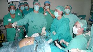 Momento de la pionera operacin en el Hospital Comarcal de Medina del Campo. / FRAN JIMNEZ