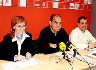 La portavoz socialista, Ana Vzquez, junto con Alfredo Losada (c) y Francisco Javier Jimnez cija. Ivn Lozalo 