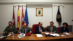 Miriam Chacn / ICAL (I a D) El presidente de Asprona; Manuel Fernndez; el consejero de Economa, Toms Villanueva; el alcalde de Medina del Campo, Crescencio Martn; el consejero de Familia, Csar Antn; y la diputada de Accin Social, ngeles Cantalapiedra, en la firma de un convenio para el desarrollo del Centro Especial de Empleo, Residencia y Centro Ocupacional 