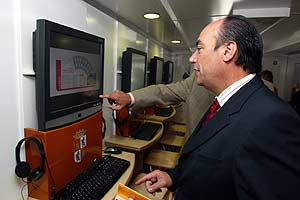 El portavoz del grupo socialista, Francisco Ramos, observa una de las pantallas instaladas en el 'Parlabús'. (Foto: Javier Lacha / Ical)