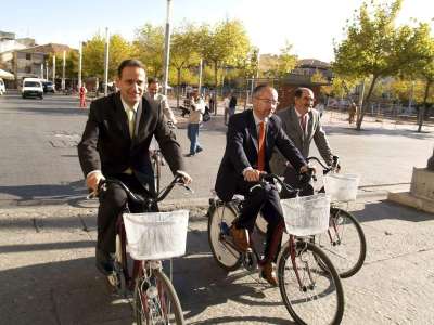 El subdelegado del Gobierno, Cecilio Vadillo (i), el director del Ente Regional de la Energa, Ricardo Gonzlez, y el alcalde de Medina, Crescencio Martn Pascual, en la inauguracin del sistema gratuito de bicicletas de la localidad vallisoletana de Medina del Campo.