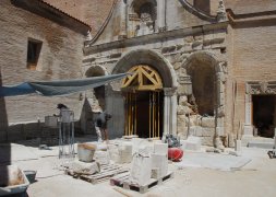 Trabajos de restauración, en el exterior de la Colegiata de Medina del Campo./ FRAN JIMÉNEZ 