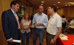 Óscar Puente, Ana Vázquez, Mario Bedera y Jorge Félix Alonso, en el 2006, en la sede socialista. / EL NORTE 