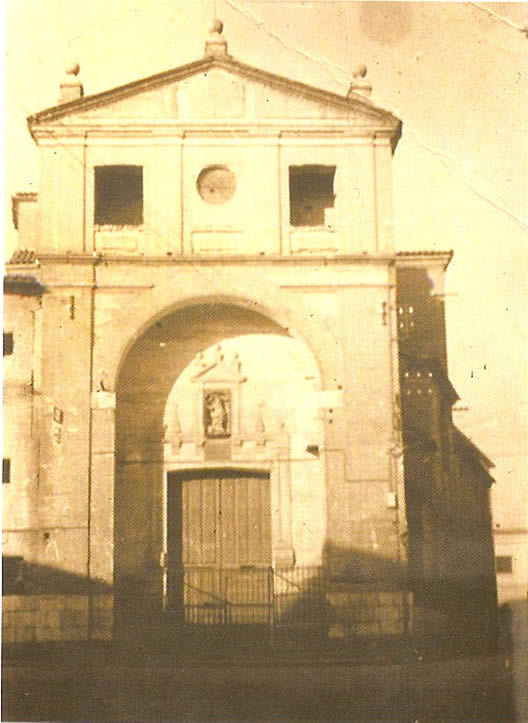 Iglesia de Sta. María del Castillo, antes de la Vera Cruz. Fachada principal hacia la plaza del Pan. H.1958