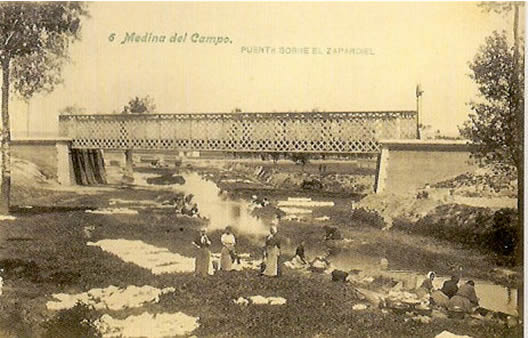 Lavanderas en el río Zapardiel junto al puente de hierro o "de la vía". Honorio Román, 1903-1904