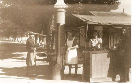 Venta de churros en la entrada del paseo de Versalles. Década de 1940