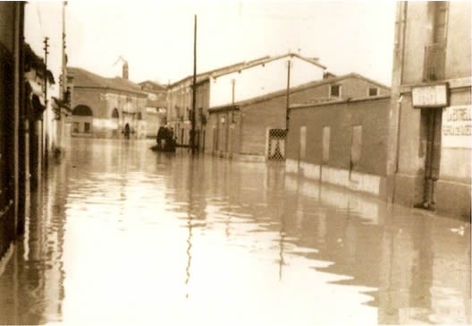 Calle Maldonado con las Carnicerías al fondo. Montes, 31 de marzo de 1956