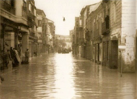 Calle de Padilla desde la Plaza Mayor, Montes, 31 de marzo de 1956