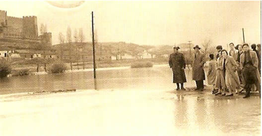 Desbordamiento del río Zapardiel con el Castillo de la Mota al fondo 31 de marzo de 1956
