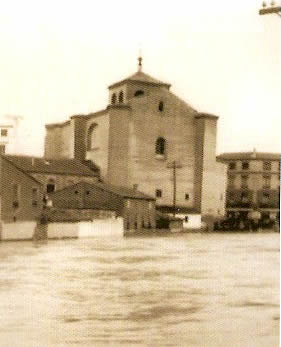 El río Zapardiel desbordado junto a la iglesia de San Miguel. 31 de marzo de 1956