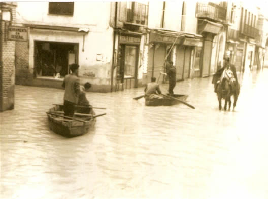 Esquinas de las calles de Padilla y del Pozo. Montes, 31 de marzo de 1956
