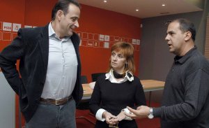 Cecilio Vadillo con los concejales medinenses Ana Vázquez y Alfredo Losada, antes de que ambos abandonaran los escaños del PSOE. :: FRAN JIMÉNEZ