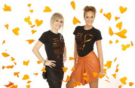 María Lafuente y Sandra Ibarra lanzan una camiseta para recaudar fondos para luchar contra el cáncer.