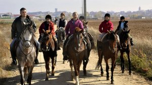 Un grupo de excursionistas a caballo por los alrededores de Medina del Campo. :: FRAN JIMÉNEZ
