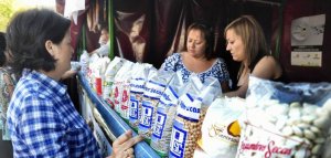 Una mujer observa la oferta de legumbres. :: FRAN JIMÉNEZ