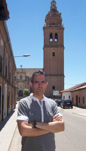 Arriba, Álvaro Carretero, encargado del pregón. Debajo, las reinas de las fiestas de la localidad de Matapozuelos. :: J. F.